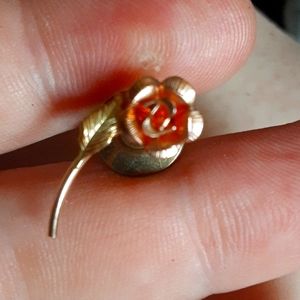 Gold tone vintage broch with pink music tone color